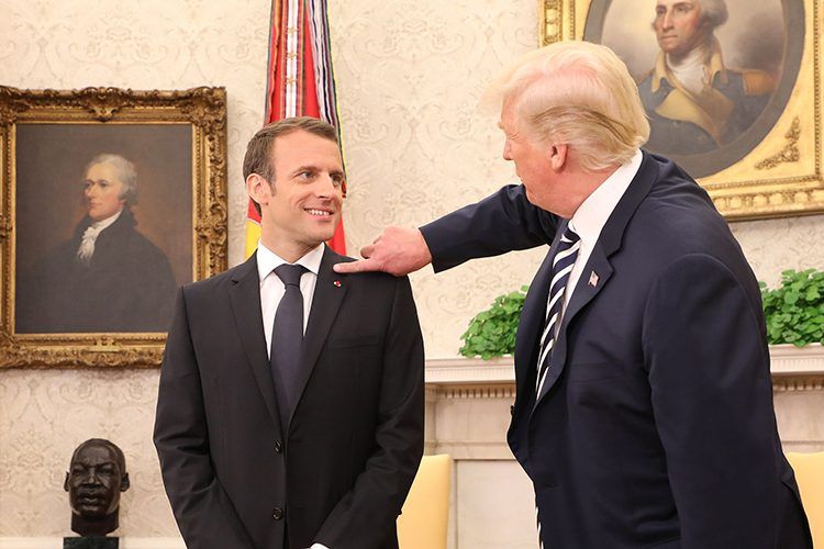 Quand Trump enlève les pellicules de Macron !