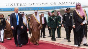 استقبال حافل وعقود بـ380 مليار دولار