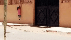 تلميذة بورقلة تتسلق جدار مدرسة للالتحاق بقِسمها!