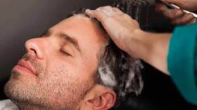 مراهقون وشباب يتزاحمون على الحلاقات من أجل “الكيراتين”