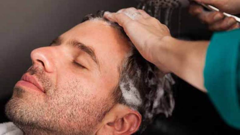 مراهقون وشباب يتزاحمون على الحلاقات من أجل “الكيراتين”