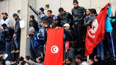 Tunis: affrontements devant le ministère des Droits de l'Homme, plusieurs blessés