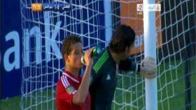 صورة مثيرة للجدل حول لاعب من الأهلي المصري يرتشف الماء في وقت الصيام