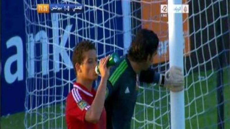 صورة مثيرة للجدل حول لاعب من الأهلي المصري يرتشف الماء في وقت الصيام