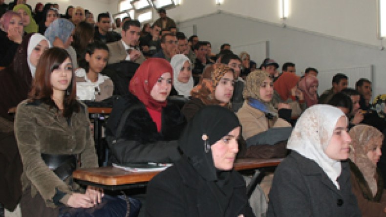 زيادة منح الطلبة من 900 دينار إلى 1350 دينار شهريا