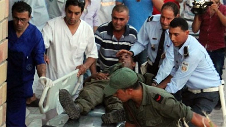 مقتل 3 عسكريين تونسيين وجرح 12 في هجوم إرهابي على حافلتهم