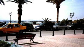 Tunisians worried about fall of Algerian tourists number