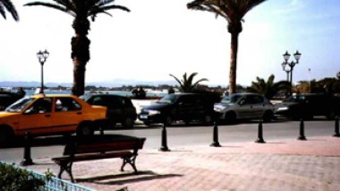 Tunisians worried about fall of Algerian tourists number