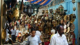 6000 جزائري يعبرون أم الطبول يوميا للإستجمام في تونس