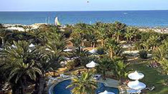الجزائريون يعزفون عن تونس ووزير السياحة يعتبر موسم 2011 “الأسوأ في التاريخ”.
