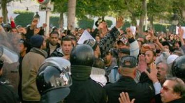 Manifestations à Tunis : les Tunisiens appellent à la dissolution du RCD, le parti de Ben Ali