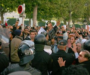 Manifestations à Tunis : les Tunisiens appellent à la dissolution du RCD, le parti de Ben Ali