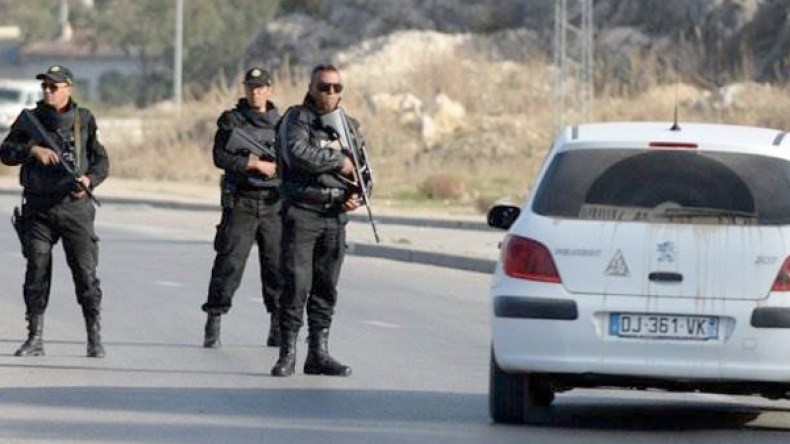 شرطة الحدود التونسية تعتدي بالضرب على ممرض جزائري وتهين جوازه