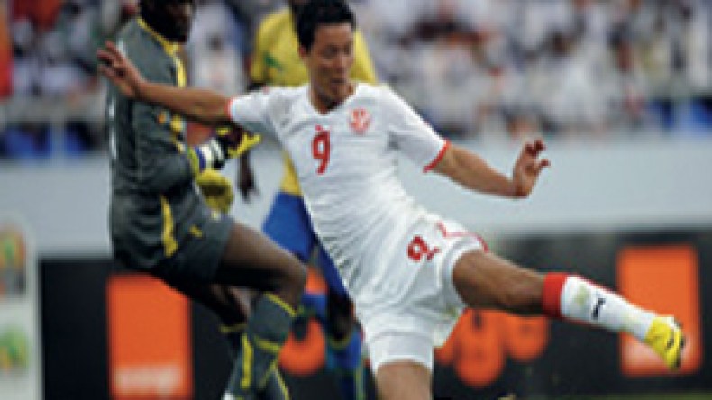 الجزائريون  ناصروا  نسور  قرطاج  وحزنوا  لتعادلهم  أمام  الغابون