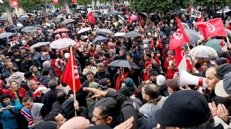 الجزائريون العالقون يتهافتون على الرحلات الجوية للعودة من تونس