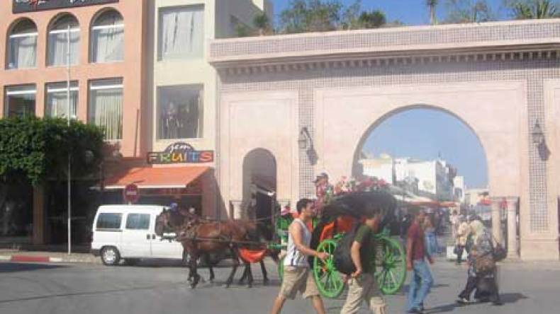 كل‭ ‬المركبات‭ ‬السياحية‭ ‬محجوزة‮ ‬والتونسيون‭ ‬يعرضون‭ ‬شققهم‭ ‬للإيجار‭ ‬