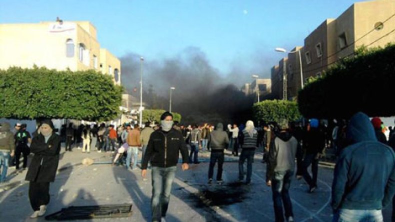 وفاة شخص وتوقيف 200 آخرين في اشتباكات تونس
