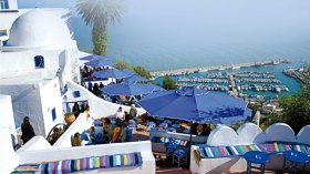 السياح الجزائريون يكتسحون تونس هذا الصيف