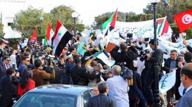 اشتباكات بين السوريين في مؤتمر أصدقاء سوريا