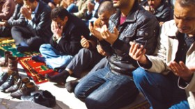 التونسيون يطردون الأئمة الموالين لنظام الرئيس الهارب