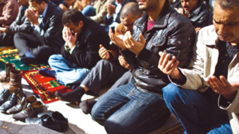 التونسيون يطردون الأئمة الموالين لنظام الرئيس الهارب