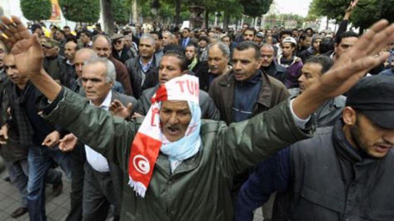 متظاهرون يحرقون مقرا لحركة النهضة بتونس