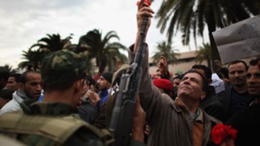 Tunisie, une nouvelle ère commence : liberté d'expression, vente de livres autrefois censurés, poètes dans les rues et fraternité entre le peuple et l'armée