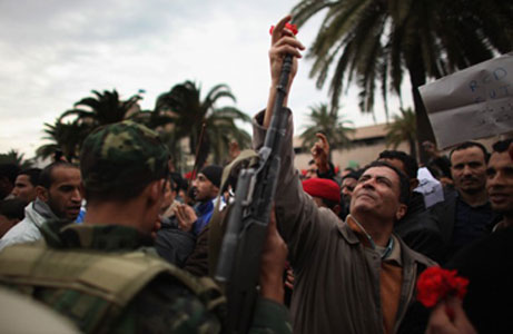 Tunisie, une nouvelle ère commence : liberté d'expression, vente de livres autrefois censurés, poètes dans les rues et fraternité entre le peuple et l'armée