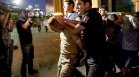 القبض على انقلابي بارز داخل خزانة ملابس