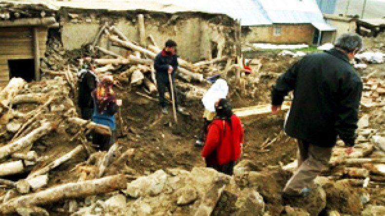 زلزال يضرب شرق تركيا ويخلف 51 قتيلا