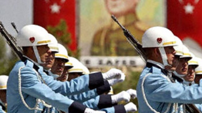 اعتقال سبعة عسكريين كبار في تركيا