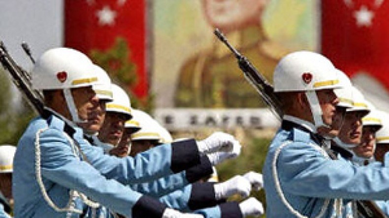 اعتقال سبعة عسكريين كبار في تركيا