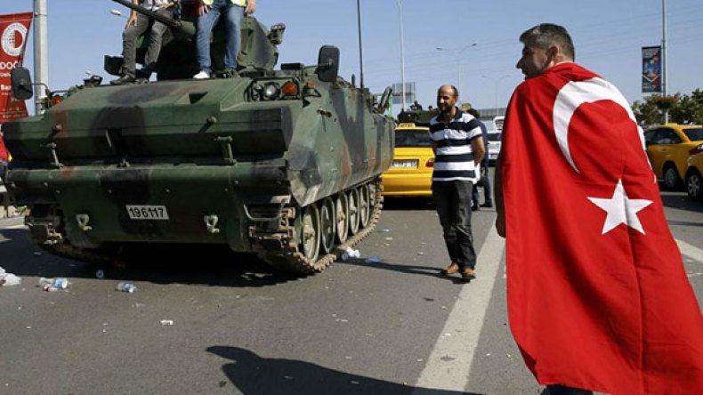 رقص وتهان وتشفّ في ليلة محاولة الانقلاب على أردوغان