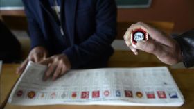 الأتراك يبدأون التصويت في الانتخابات النيابية المبكرة