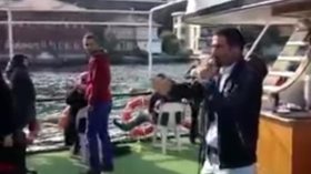 مرشد سياحي تركي يوبّخ سياحا عربا بسبب قصر “مهنّد ونور”