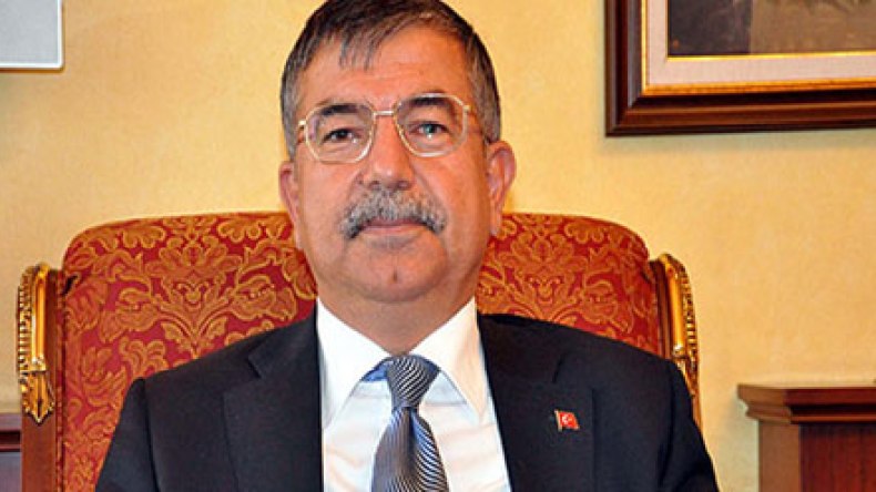 وزير تركي يتعرض لموقف محرج لشربه الماء ناسياً وهو صائم!