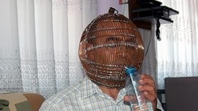 تركي يضع قفص حديدي على رأسه من أجل الإقلاع عن التدخين!