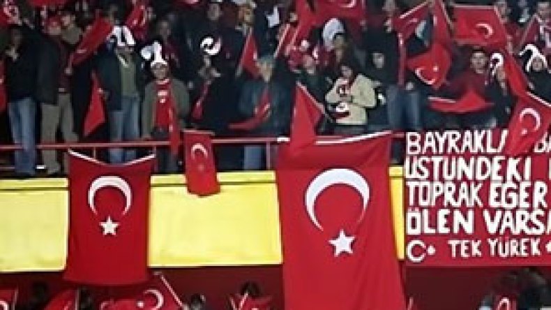 الجزائريون شاركوا الأتراك فرحة الفوز على التشيك