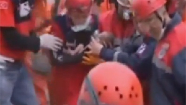 انتشال رضيعة حية بعد 48 ساعة من زلزال تركيا (فيديو)