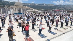 السماح بأداء صلاة الجماعة في مساجد تركيا