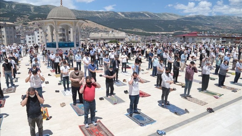 السماح بأداء صلاة الجماعة في مساجد تركيا