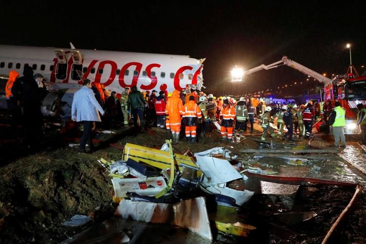 Un avion se brise en trois en Turquie: 3 morts et 179 personnes blessées