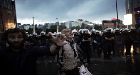 Turquie: les protestataires réclament le renvoi de chefs de la police
