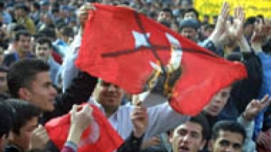 Des milliers de Kurdes manifestent à Paris pour dénoncer la politique d'Ankara