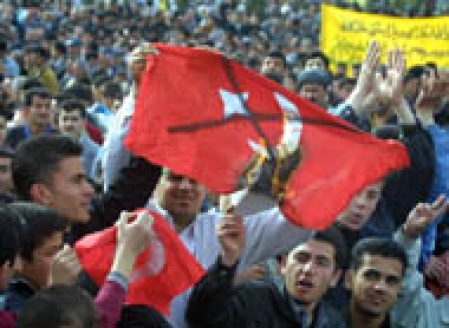 Des milliers de Kurdes manifestent à Paris pour dénoncer la politique d'Ankara