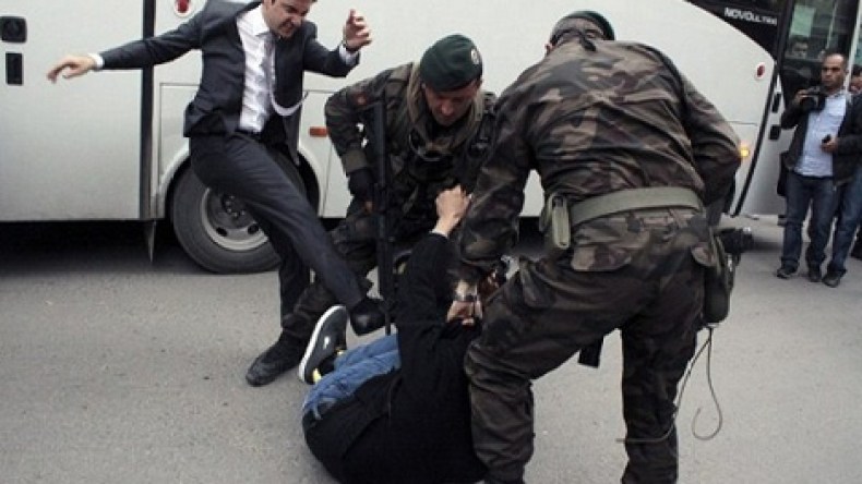 غضب في تركيا .. مستشار أردوغان “يركل” متظاهر محتجز