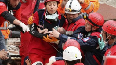 Miraculés en Turquie: une mère et son bébé extraits des décombres du séisme