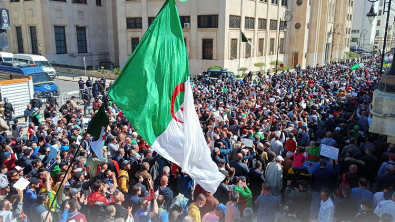 جزائريون: الشعب هو صانع القرار
