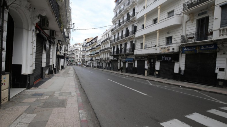 هكذا استقبل الجزائريون قرار تمديد ساعات الحجر ووقف النقل