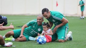 “الخضر” يستقبلون الأطفال مرضى السرطان